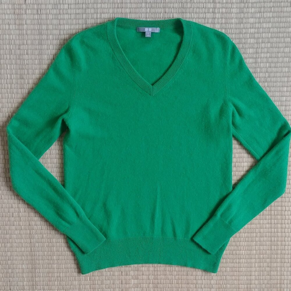 Uniqlo Women's Medium 100% cashmere bright green V neck sweater
